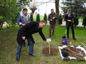 Uroczyste otwarcie obchodów 100lecia Województwa Łódzkiego - 100 drzew dla 100 szkół, <p>źródło: lodzkie.pl</p>